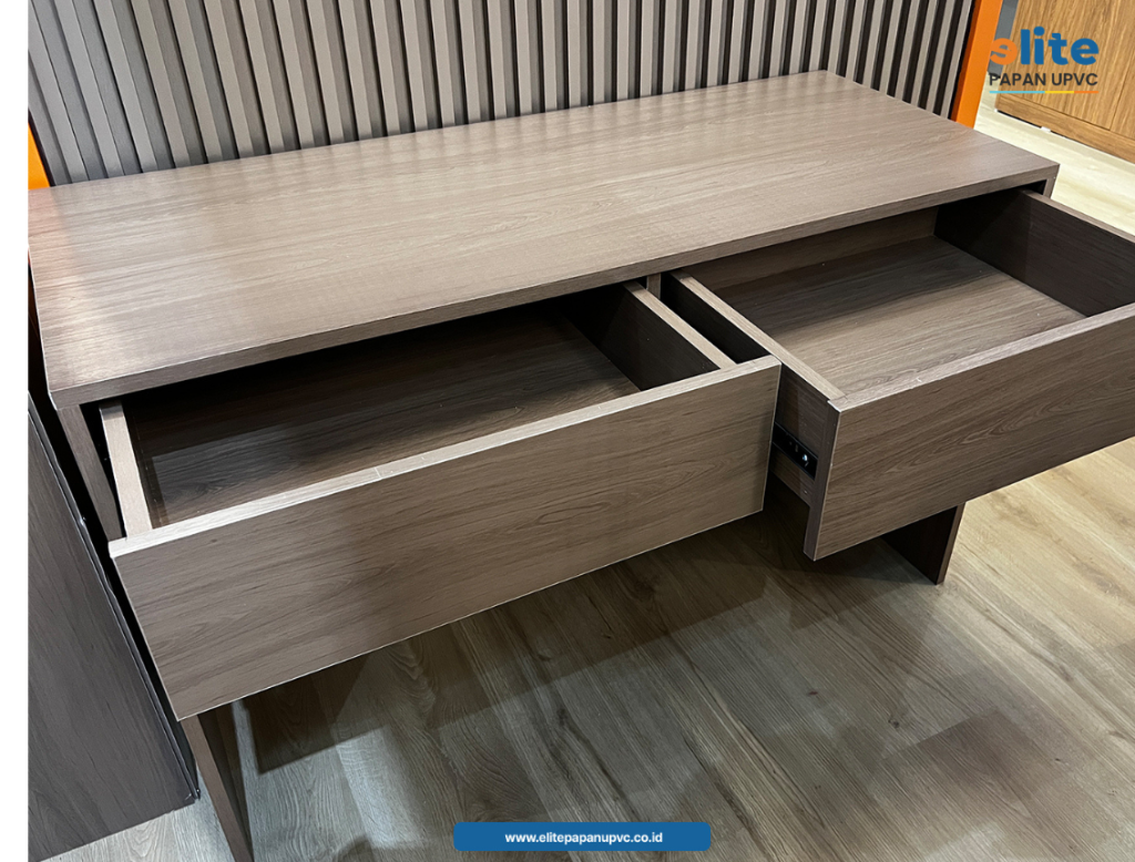 meja sebagai bantalan saat membatik terbuat dari bahan