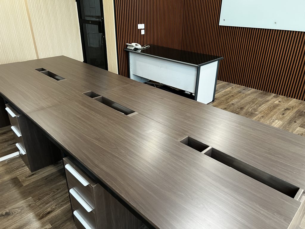 meja karambol terbuat dari bahan apa